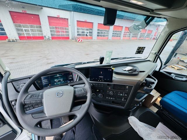 Flatbed truck VOLVO FH 500 8x4 Kran F710 RA2.27 Jib & Winde Sofort