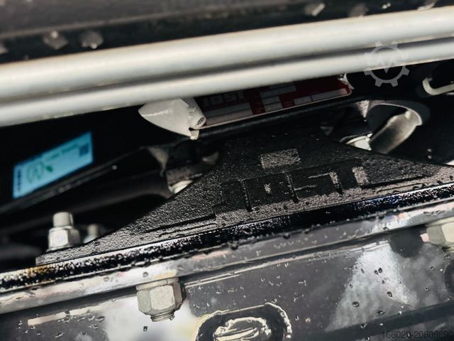 Flatbed truck VOLVO FH 500 8x4 Kran F710 RA2.27 Jib & Winde Sofort