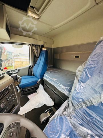 Heavy-duty truck VOLVO FH 500 8x4 Kran F710 RA2.27 Jib & Winde Sofort