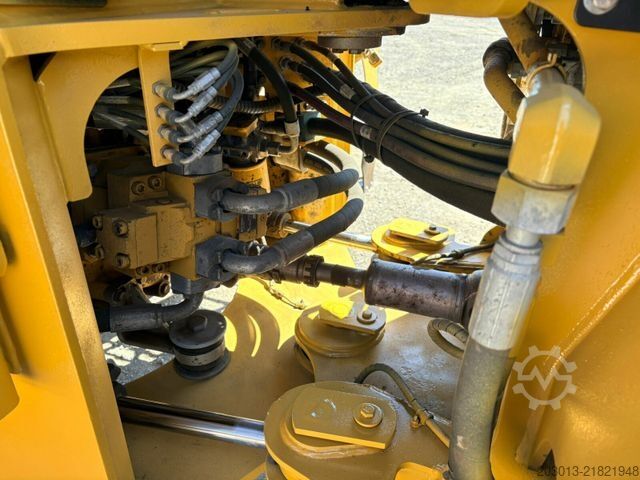 Wheel loader CATERPILLAR 930M Radlader mit Schaufel 2.090 BTH