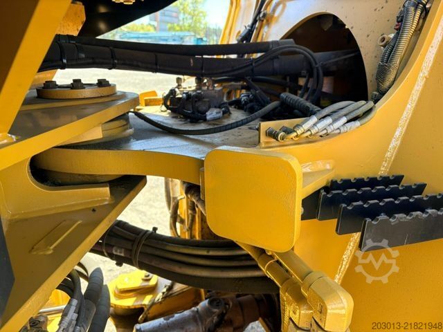 Wheel loader CATERPILLAR 930M Radlader mit Schaufel 2.090 BTH