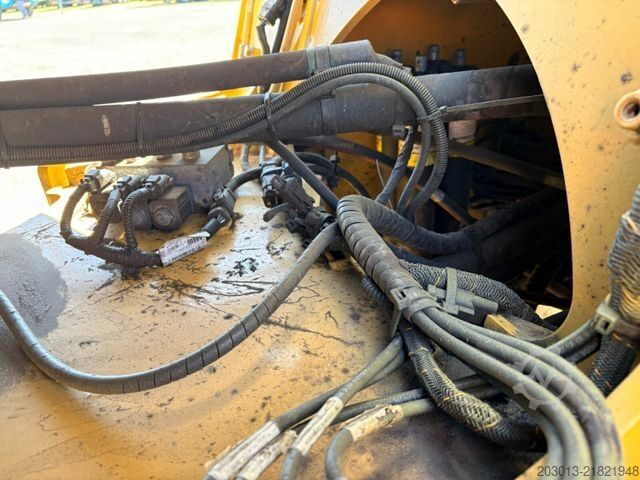 Wheel loader CATERPILLAR 930M Radlader mit Schaufel 2.090 BTH