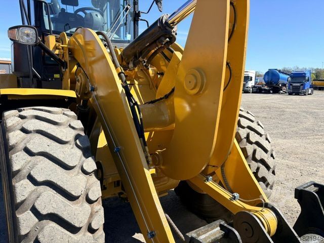 Wheel loader CATERPILLAR 930M Radlader mit Schaufel 2.090 BTH