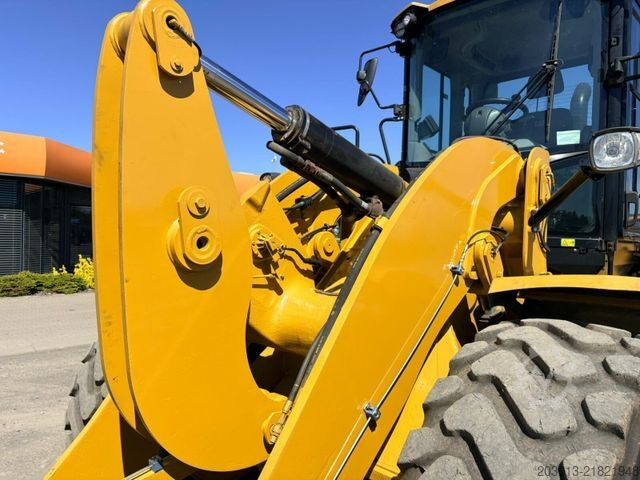 Wheel loader CATERPILLAR 930M Radlader mit Schaufel 2.090 BTH