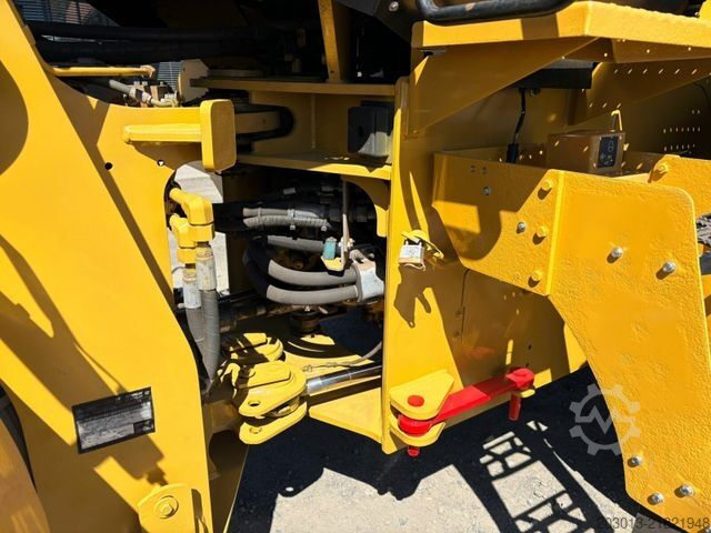 Wheel loader CATERPILLAR 930M Radlader mit Schaufel 2.090 BTH