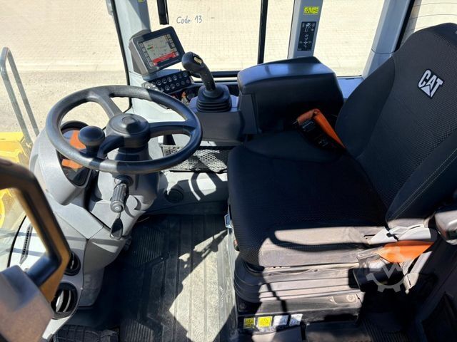 Wheel loader CATERPILLAR 930M Radlader mit Schaufel 2.090 BTH