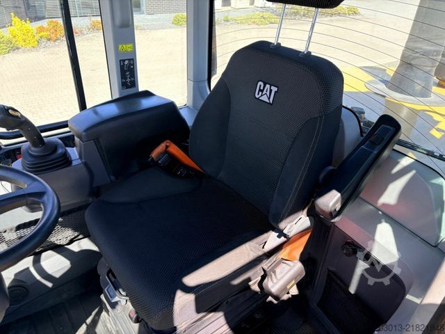 Wheel loader CATERPILLAR 930M Radlader mit Schaufel 2.090 BTH