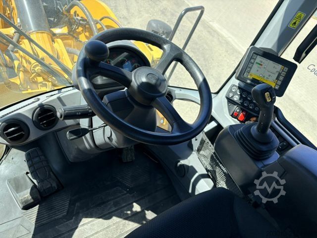Wheel loader CATERPILLAR 930M Radlader mit Schaufel 2.090 BTH