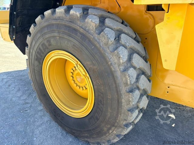 Wheel loader CATERPILLAR 930M Radlader mit Schaufel 2.090 BTH