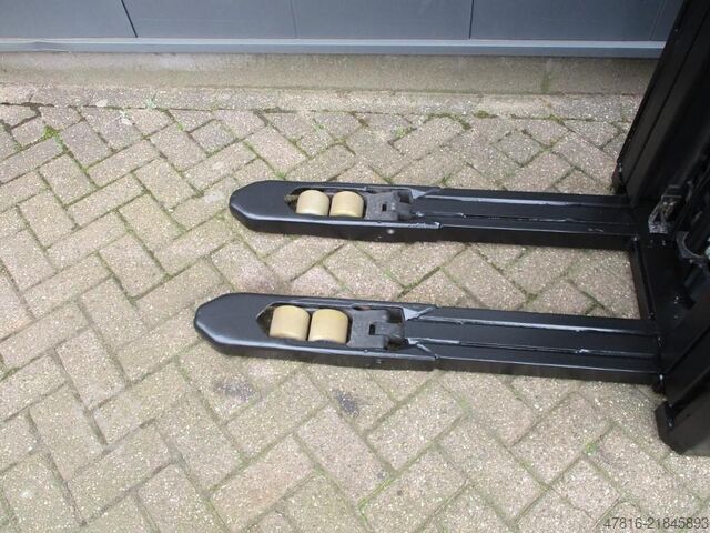 High lifting pallet truck TOYOTA SPE140L