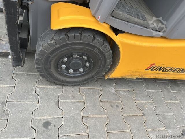 Electric 3-wheel forklift Jungheinrich EFG215