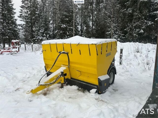 Vama salt/sand spreader. Lightly used! Vama salt/sand spreader. Lightly used!