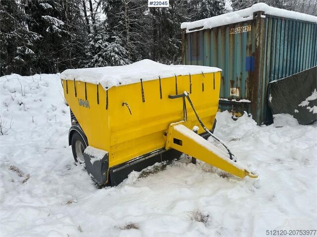 Vama salt/sand spreader. Lightly used! Vama salt/sand spreader. Lightly used!