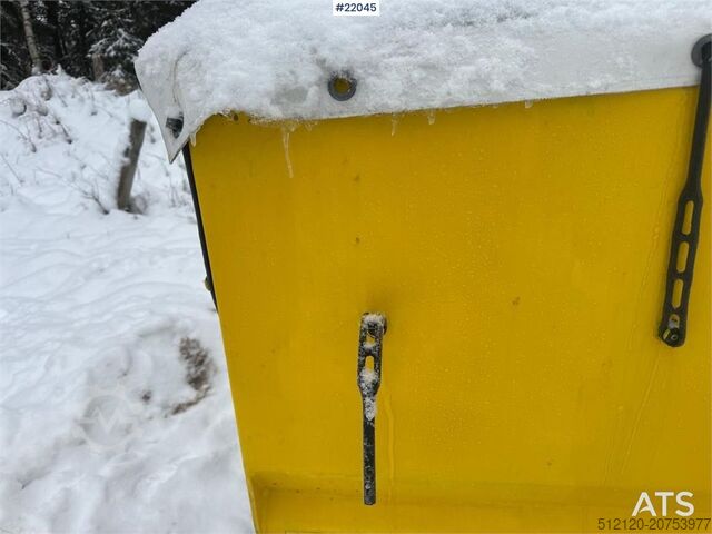 Vama salt/sand spreader. Lightly used! Vama salt/sand spreader. Lightly used!