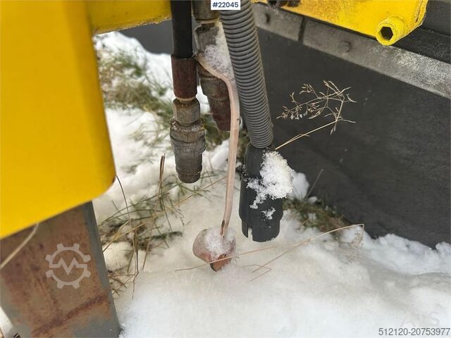 Vama salt/sand spreader. Lightly used! Vama salt/sand spreader. Lightly used!