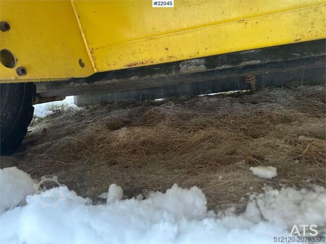 Vama salt/sand spreader. Lightly used! Vama salt/sand spreader. Lightly used!