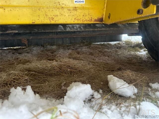 Vama salt/sand spreader. Lightly used! Vama salt/sand spreader. Lightly used!