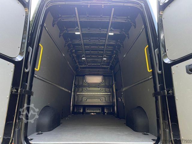 High top van VW Crafter 35 L4H3 AHK RFK oh. Schäden