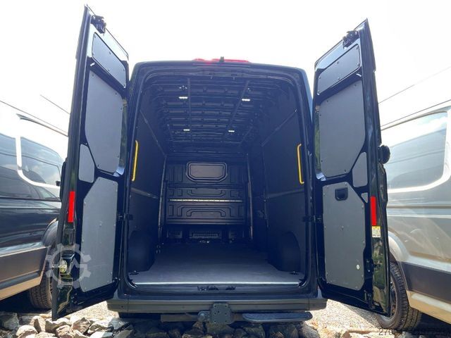 High top van VW Crafter 35 L4H3 AHK RFK oh. Schäden