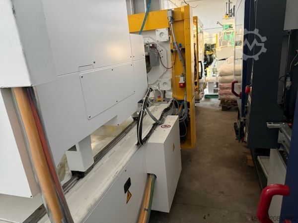 Injection molding machine ENGEL e-max 440/180