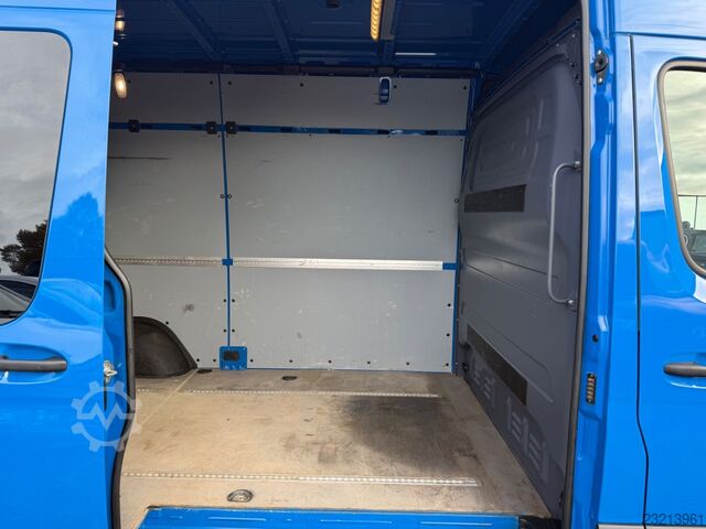 High top van MERCEDES-BENZ Sprinter 319 CDI V6 Automatik Klima LED AHK