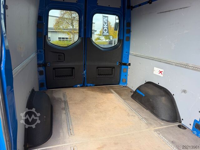 High top van MERCEDES-BENZ Sprinter 319 CDI V6 Automatik Klima LED AHK