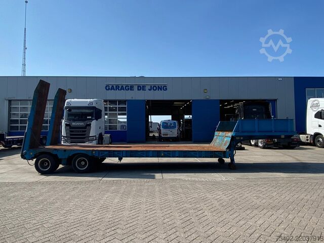 Semi low loader Fruehauf / Hydraulic Ramps / 32 Ton