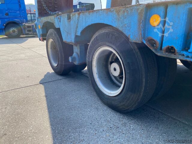 Semi low loader Fruehauf / Hydraulic Ramps / 32 Ton