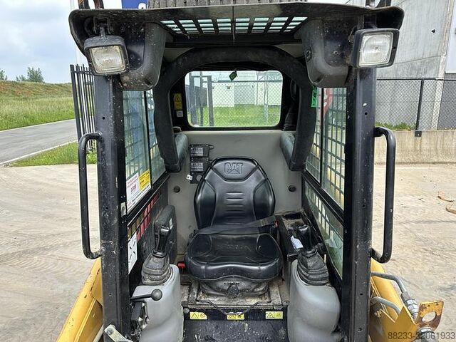Loader CAT 216B3