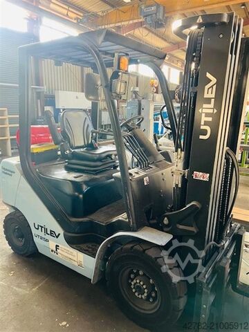 Rough terrain forklifts UTILEV UT25P