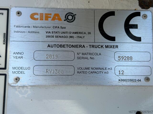 Concrete mixer truck Iveco Trakker 450