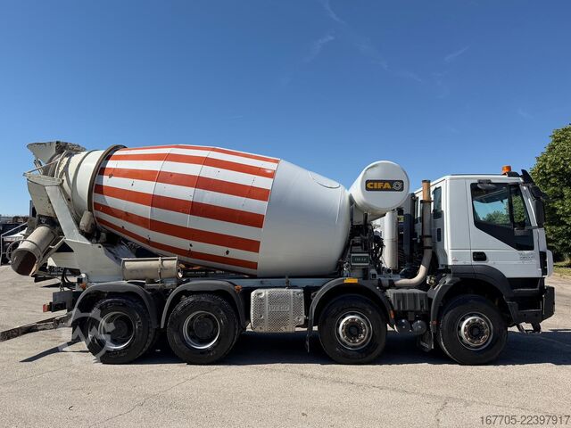 Concrete mixer truck Iveco Trakker 450