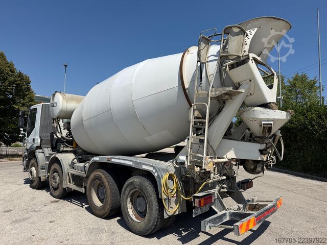 Concrete mixer truck Iveco Trakker 450