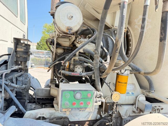 Concrete mixer truck Iveco Trakker 450