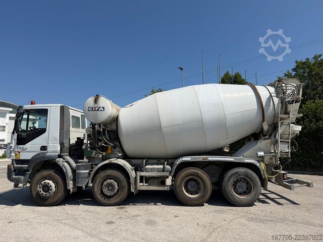 Concrete mixer truck Iveco Trakker 450