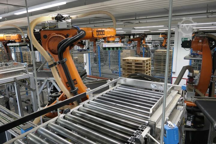 Palletizing system with KUKA robots KUKA Automatische Palettieranlage