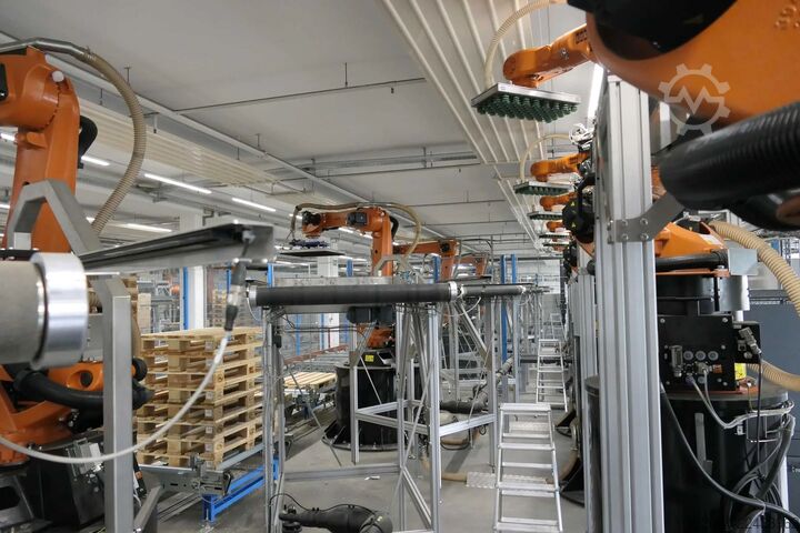 Palletizing system with KUKA robots KUKA Automatische Palettieranlage