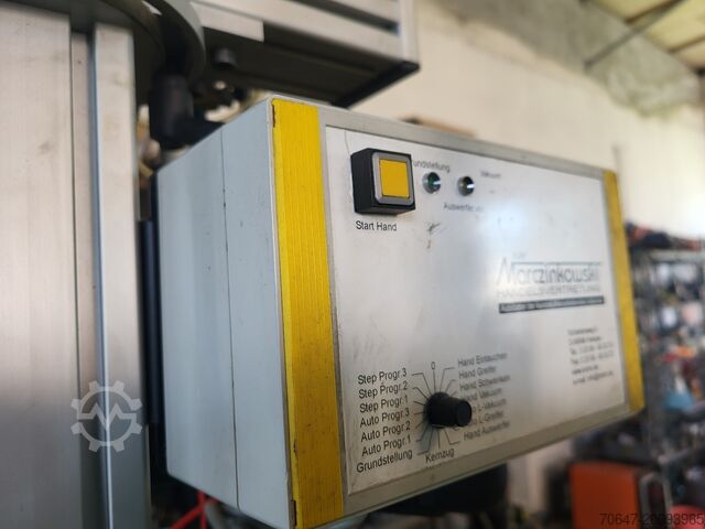 Arburg 270S mit Förderband und Picker Arburg 270 S 250-60