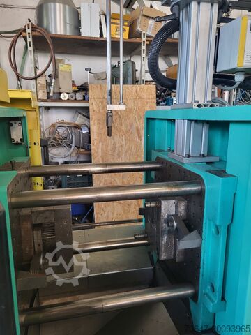 Arburg 270S mit Förderband und Picker Arburg 270 S 250-60