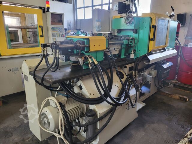 Arburg 270S mit Förderband und Picker Arburg 270 S 250-60