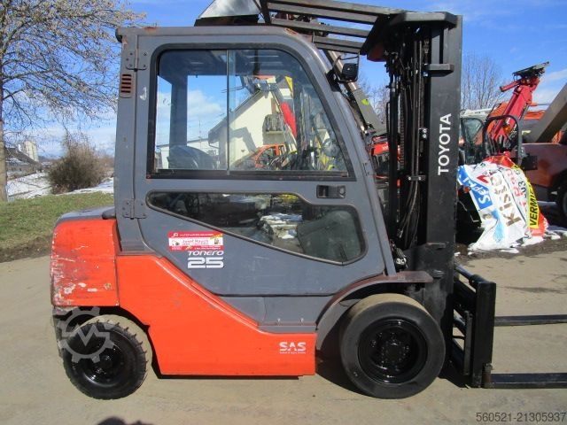 Dieselstapler Toyota 8FDF25 - Triplex 4,7m -Seitenschieber mit Zinkenve