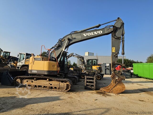 Raupenbagger VOLVO ECR 235 DL