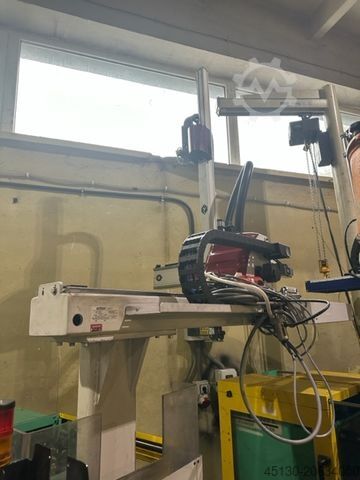 Injection molding machine Arburg 320C 500-170 mit dem Roboter