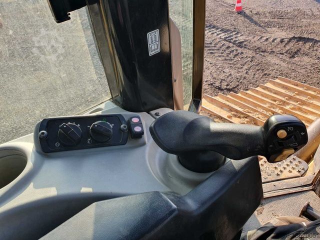 Straßenwalze CATERPILLAR D6N LGP / 7.374h / 6-Wege Klappschild / Bj: 2017