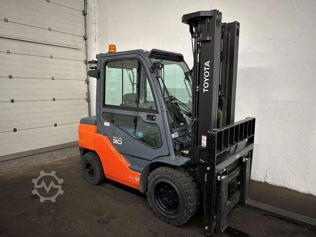 Dieselstapler Toyota 52-8FDF30 - TRIPLEX - NEUWERTIG - 48 Stunden !!!