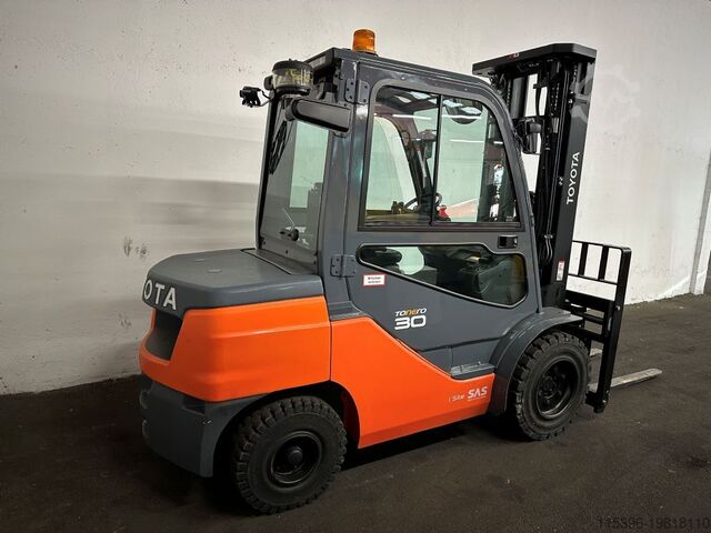 Dieselstapler Toyota 52-8FDF30 - TRIPLEX - NEUWERTIG - 77 Stunden !!!