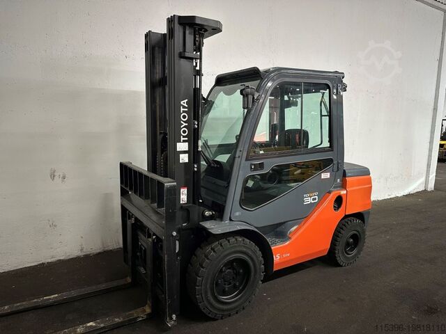 Dieselstapler Toyota 52-8FDF30 - TRIPLEX - NEUWERTIG - 77 Stunden !!!