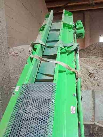 Wood shredder with inclined conveyor belt. Votecs EZ 10 - 2
