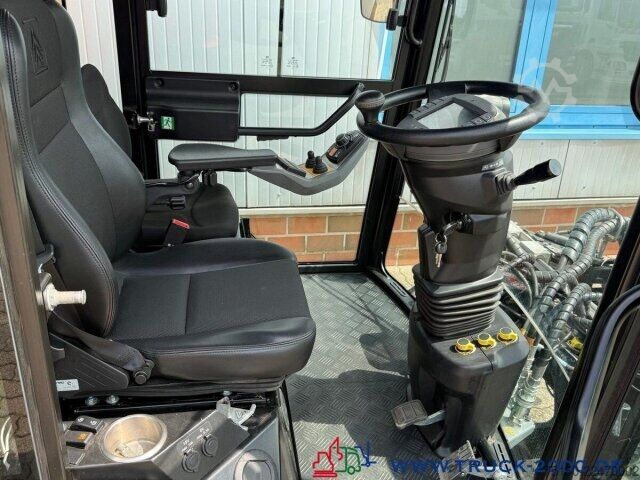 Road sweeper Kärcher Kärcher MC250 3Besen 60Km/h Wasserrecycling Sys.