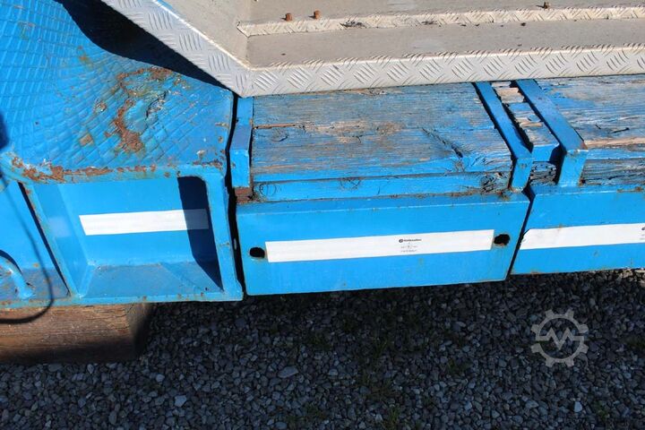 Low-loader semi-trailer for transporting construction machinery deangelis 